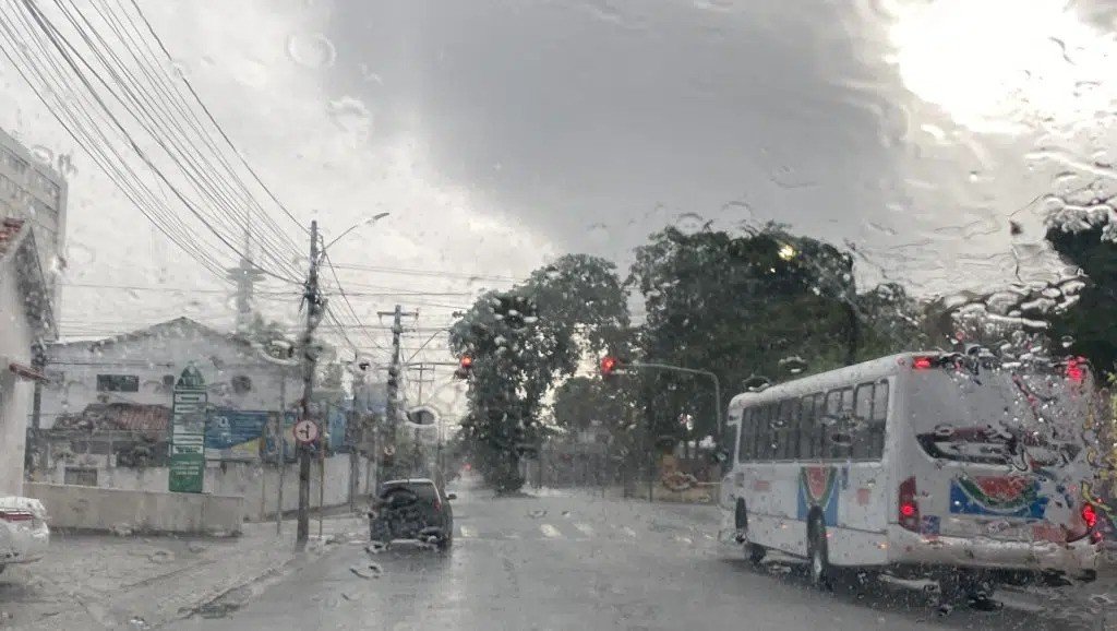 Capital e Região Metropolitana amanhecem sob chuva nesta quinta-feira; veja previsão do tempo